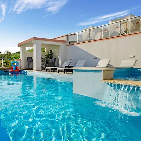 Melandura-7 By Interhome Dinjiška