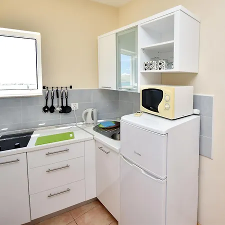 Melandura-7 By Interhome Dinjiška