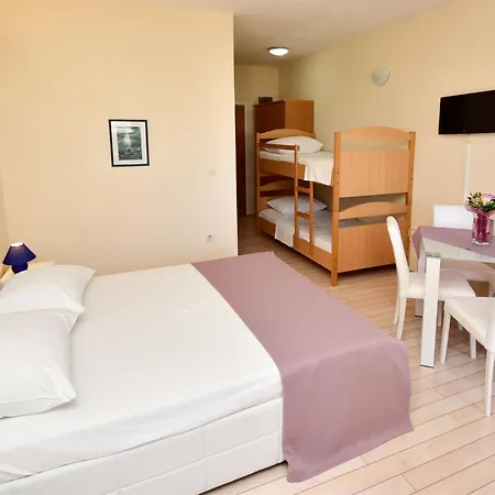 Melandura-7 By Interhome Dinjiška