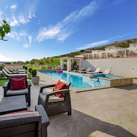 Melandura-7 By Interhome * Dinjiška